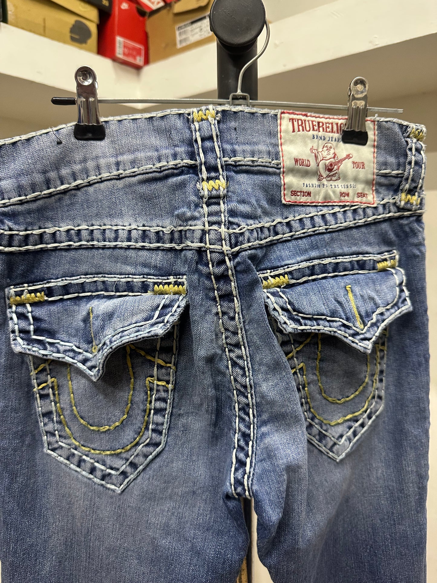 TRUE RELIGION ROCCO RELAXED SKINNY YELLOW LINES WHITE TAG