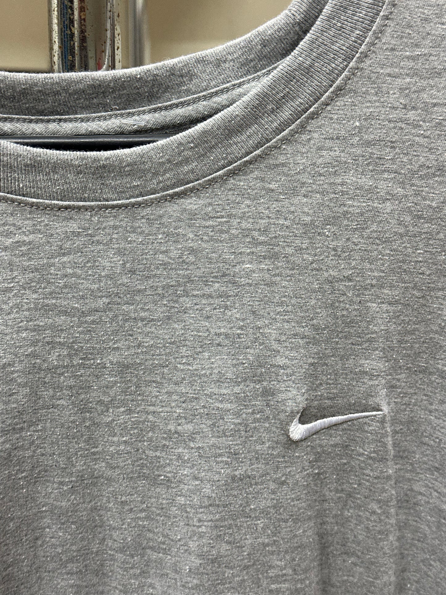 NIKE SMALL LOGO EMBROIDERED GREY TEE