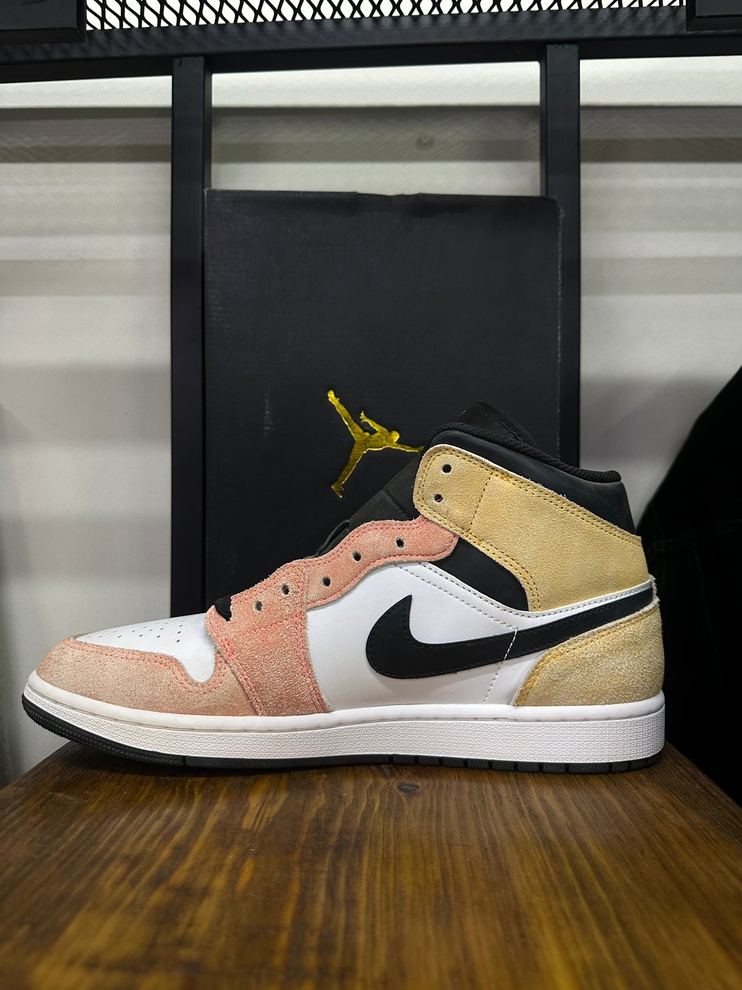 NIKE AIR JORDAN 1 MID SE FLIGHT CLUB