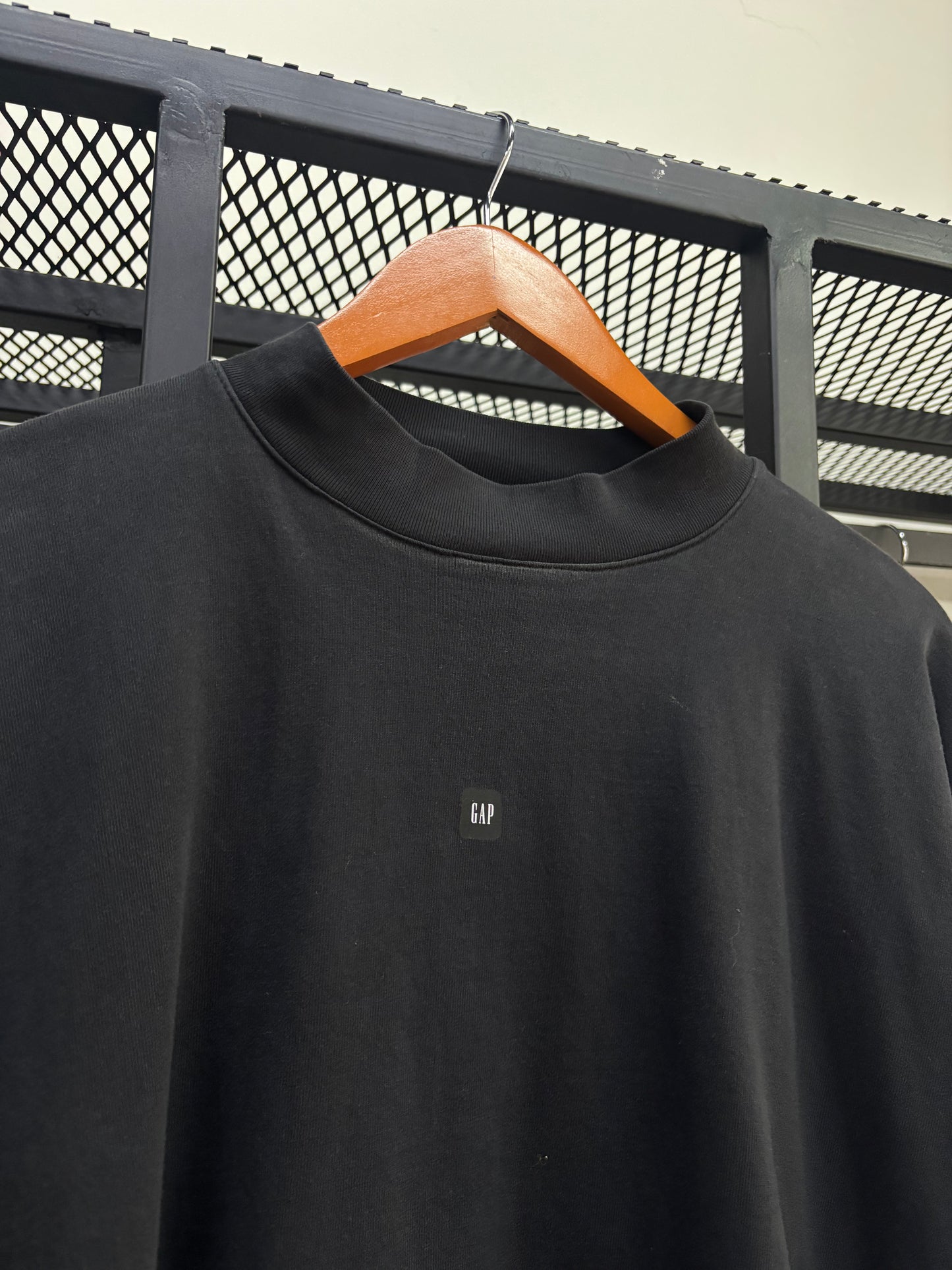 YZY X GAP ENGINEERED BY BALENCIAGA NO SEAM SMALL LOGO TEE