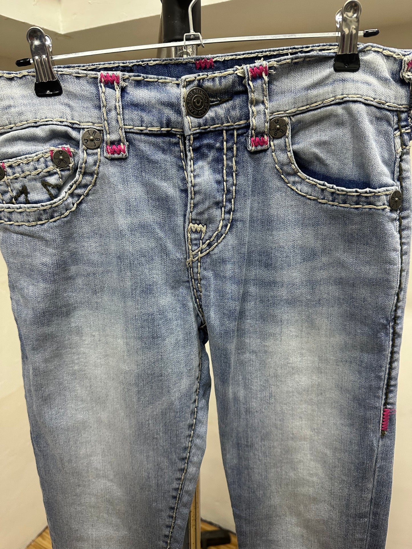 TRUE RELIGION ROCCO RELAXED SKINNY PURPLE TAG