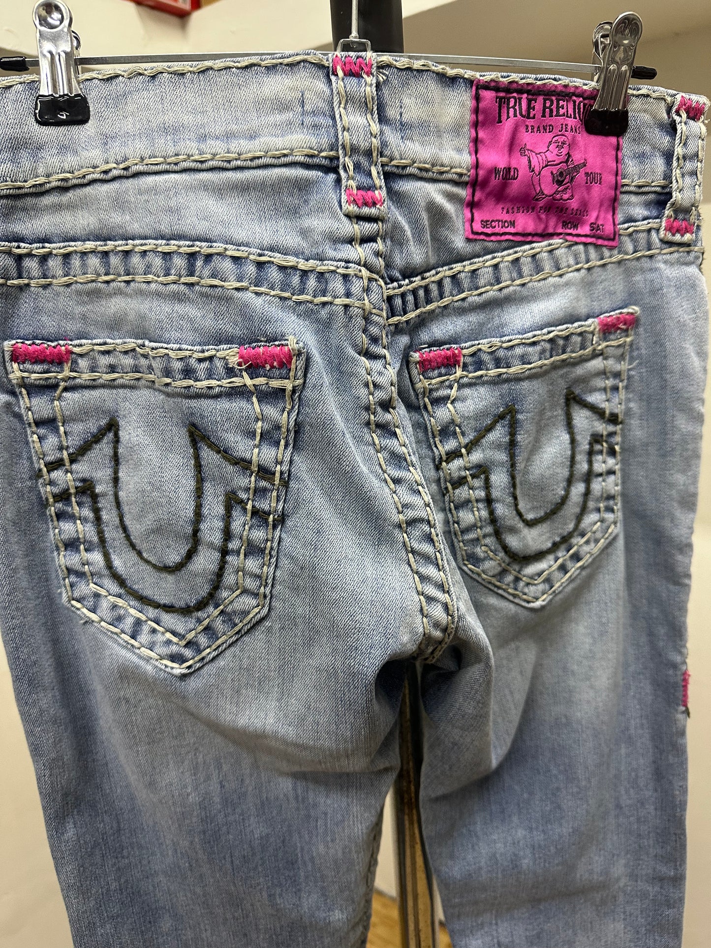 TRUE RELIGION ROCCO RELAXED SKINNY PURPLE TAG