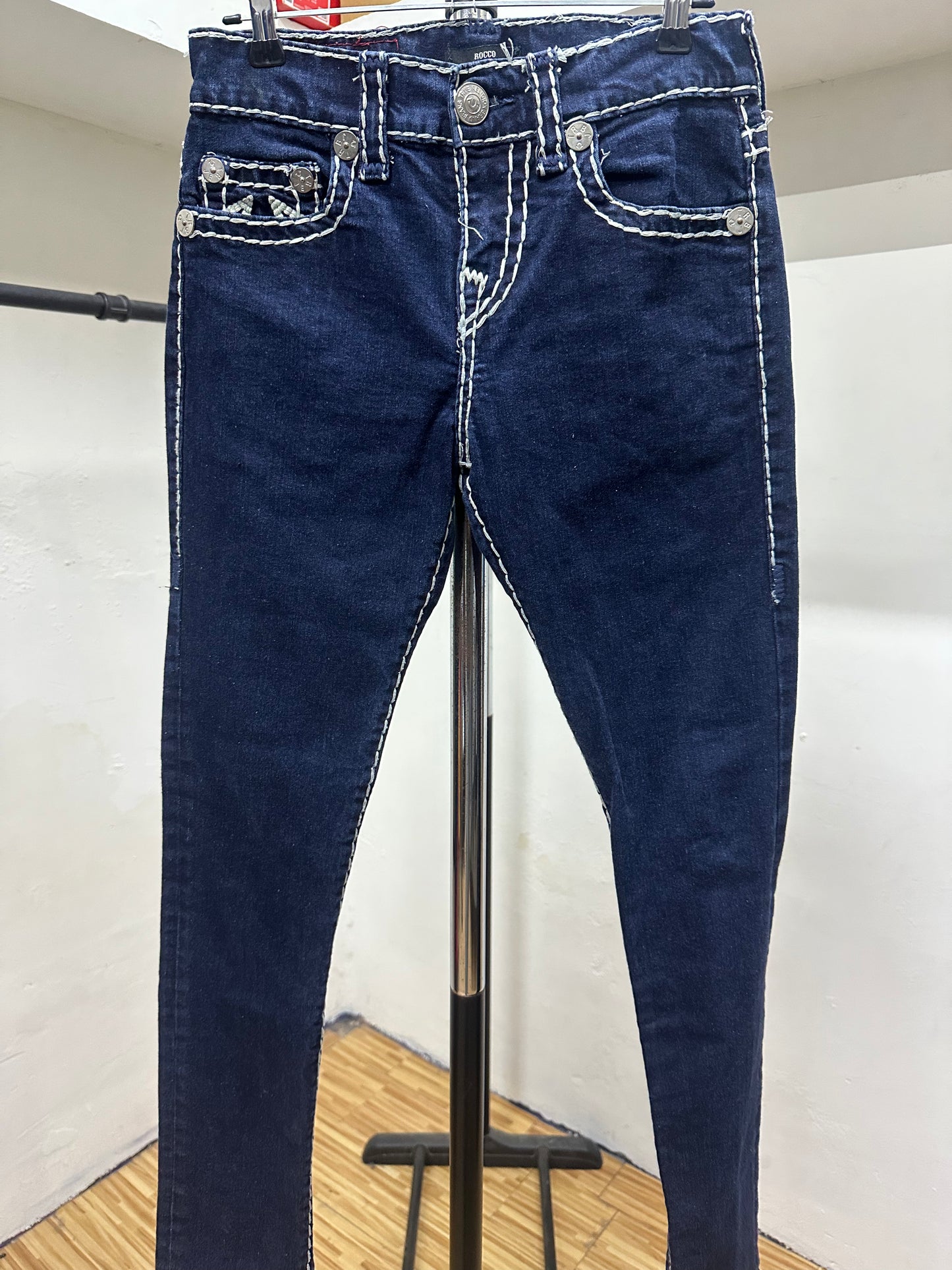 TRUE RELIGION NAVY DENIM ROCCO RELAXED SKINNY WHITE TAG