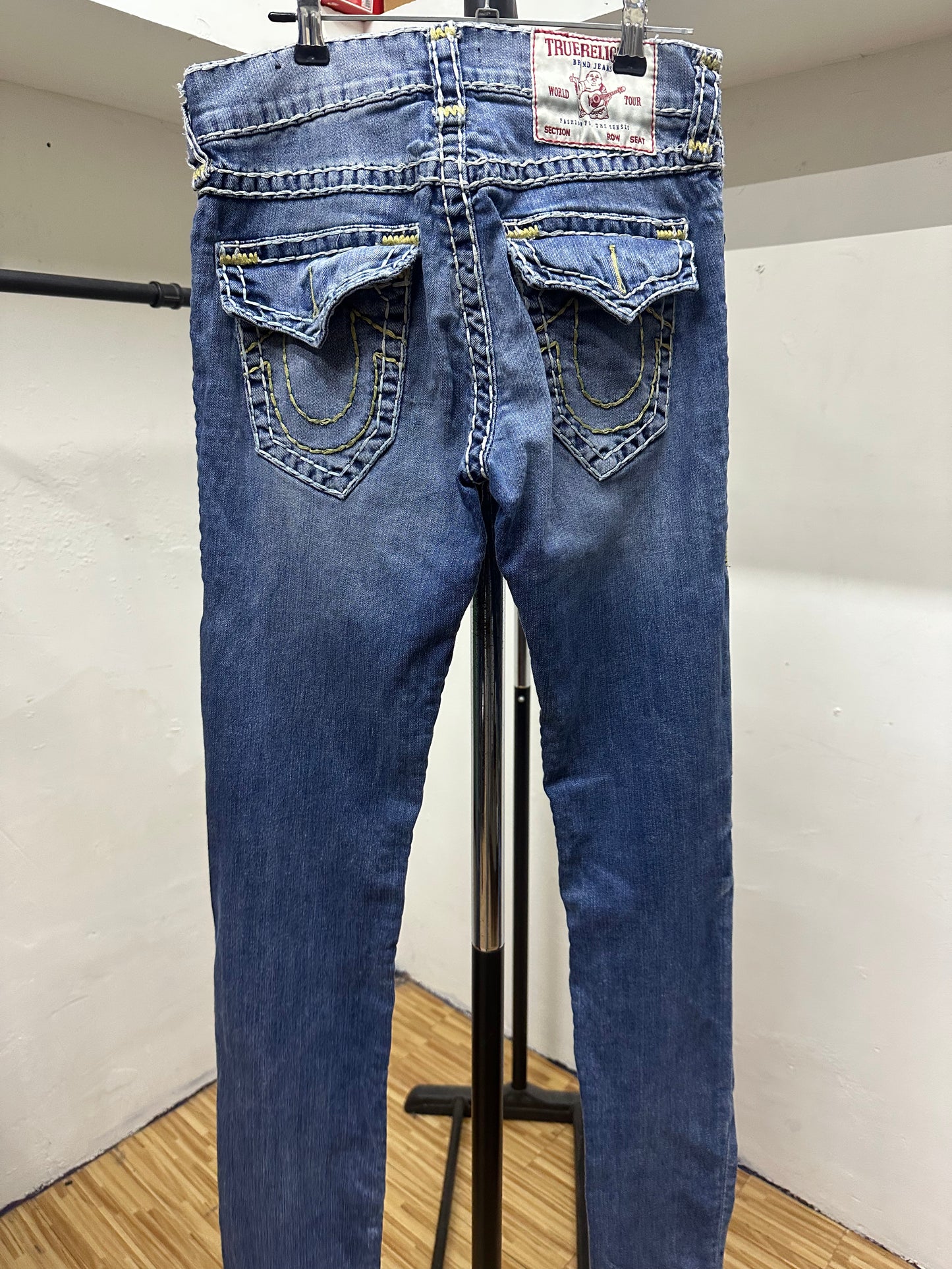 TRUE RELIGION ROCCO RELAXED SKINNY YELLOW LINES WHITE TAG
