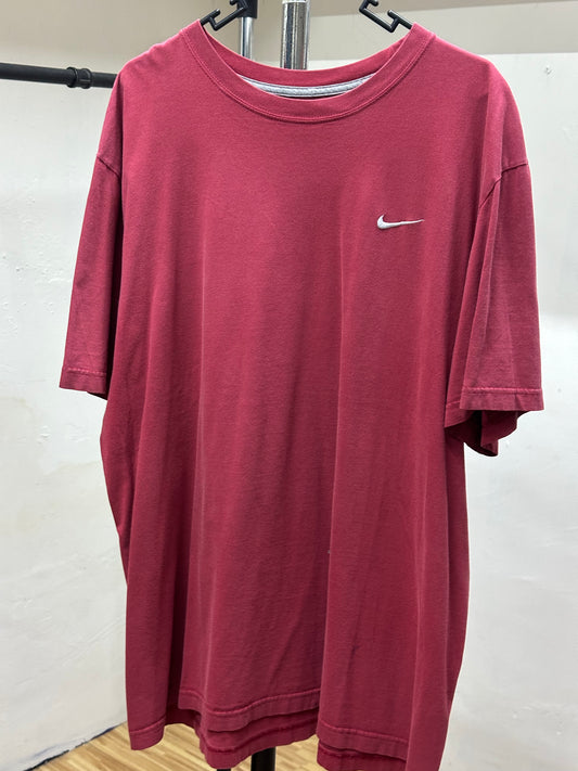 NIKE BASIC SMALL EMBROIDERED LOGO TEE
