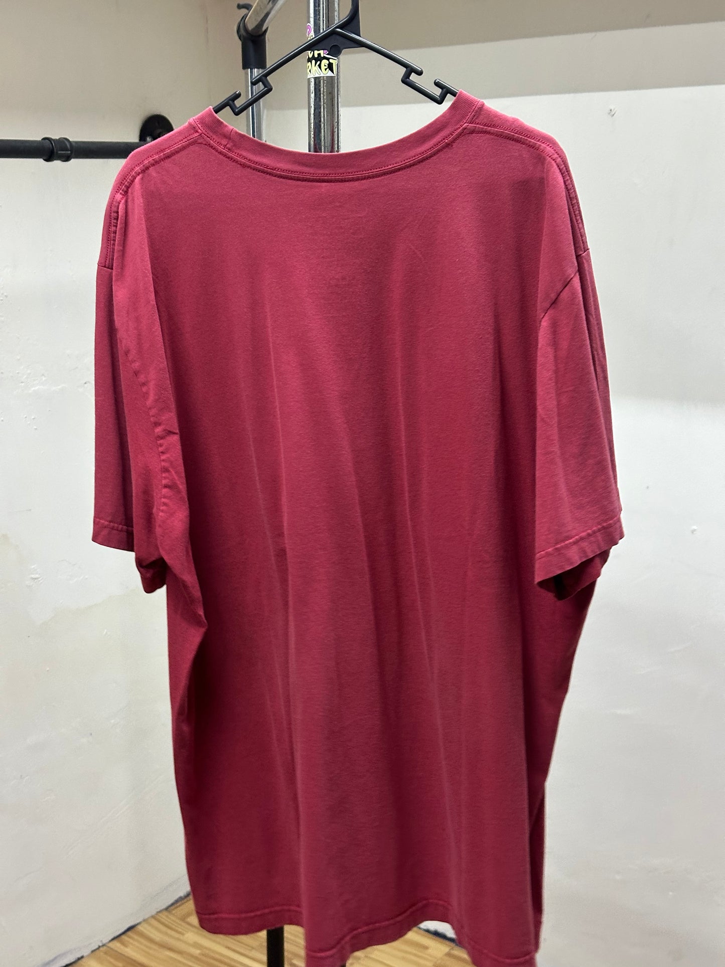 NIKE BASIC SMALL EMBROIDERED LOGO TEE