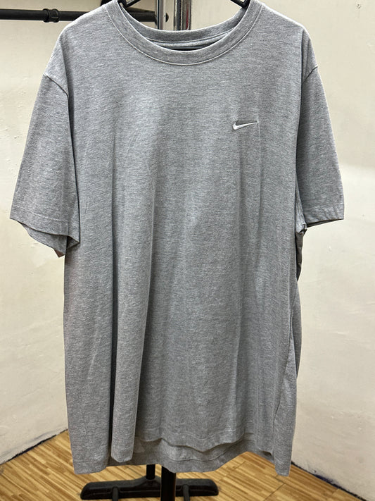 NIKE SMALL LOGO EMBROIDERED GREY TEE