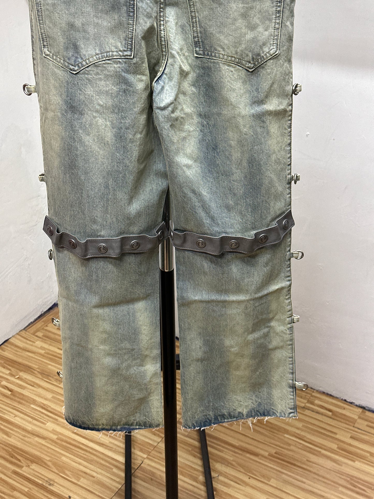 CEECLA LEATHER CAHIN BLECHED JEANS