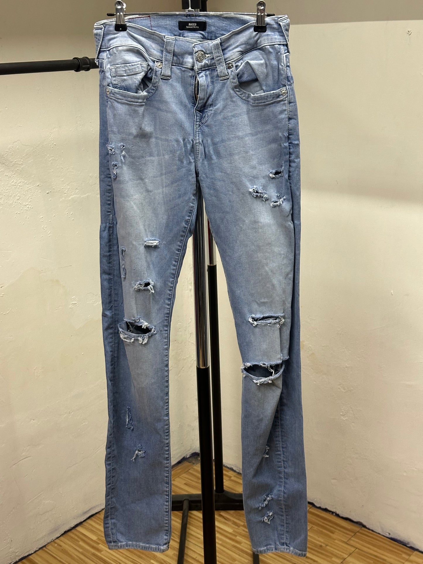 TRUE RELIGION ROCCO RELAXED SKINNY JEANS LIGHT BLUE LINES WHITE TAG