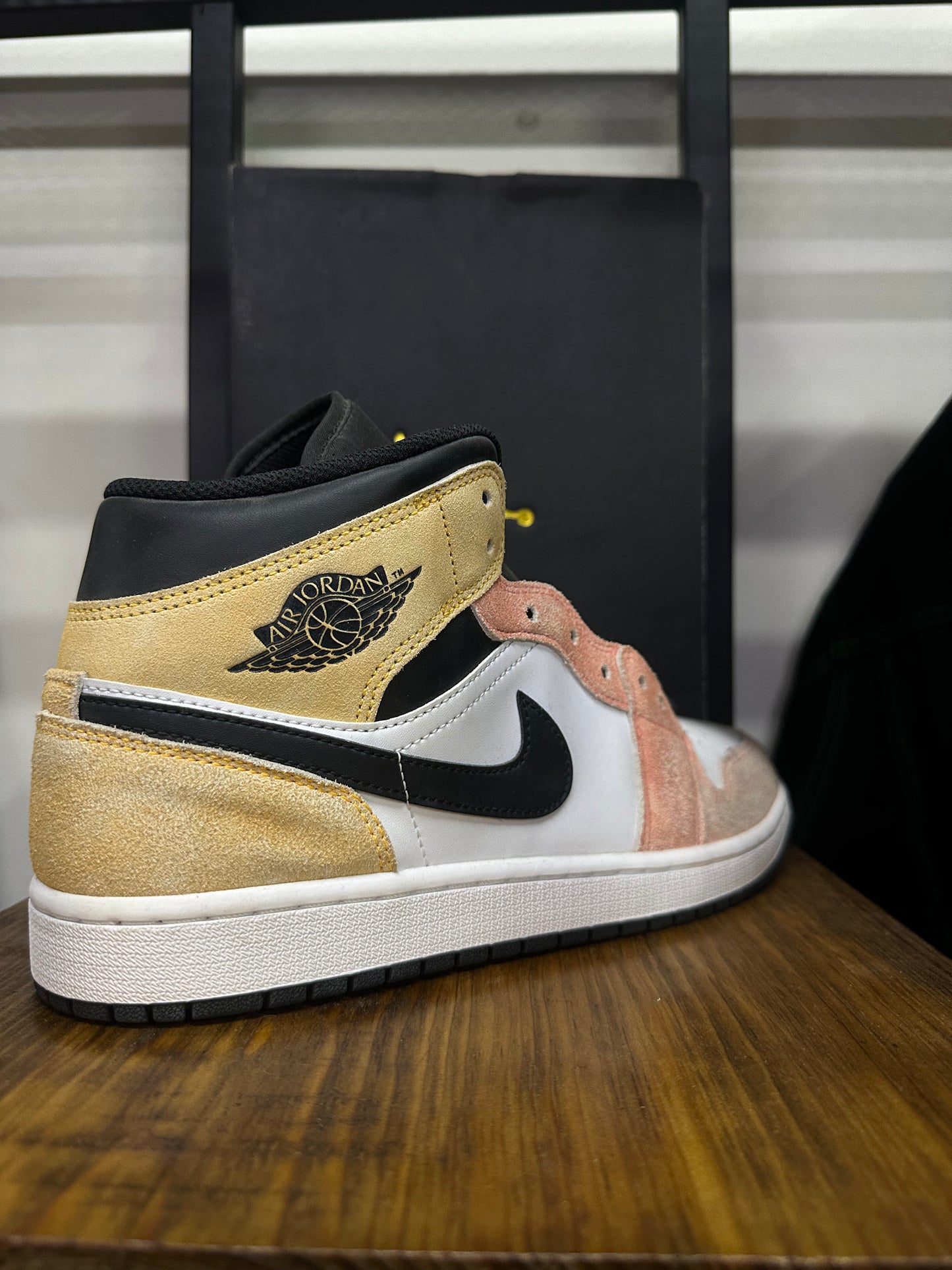 NIKE AIR JORDAN 1  MID SE FLIGHT CLUB