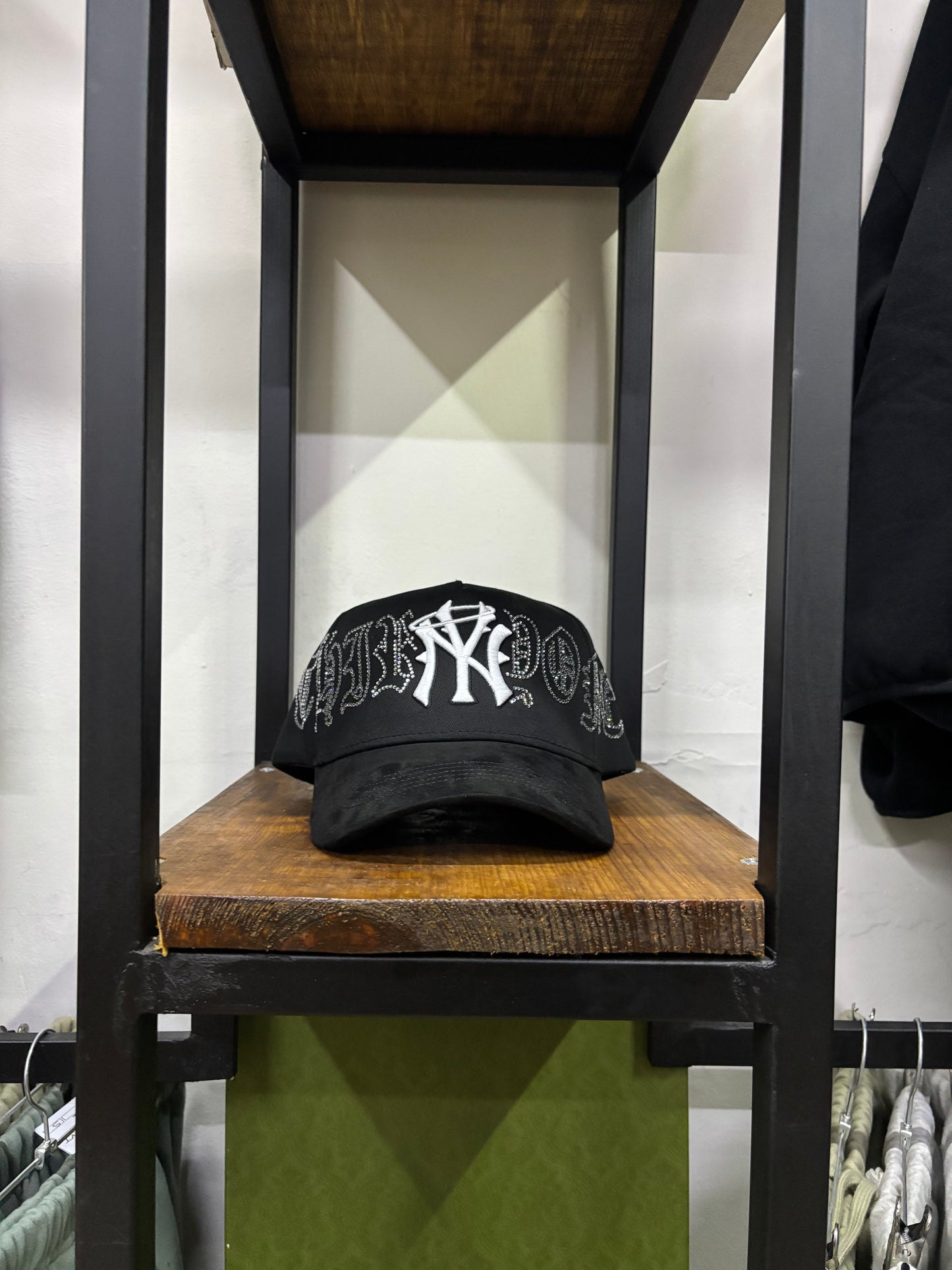 31 HATS WHITE CRYSTALS