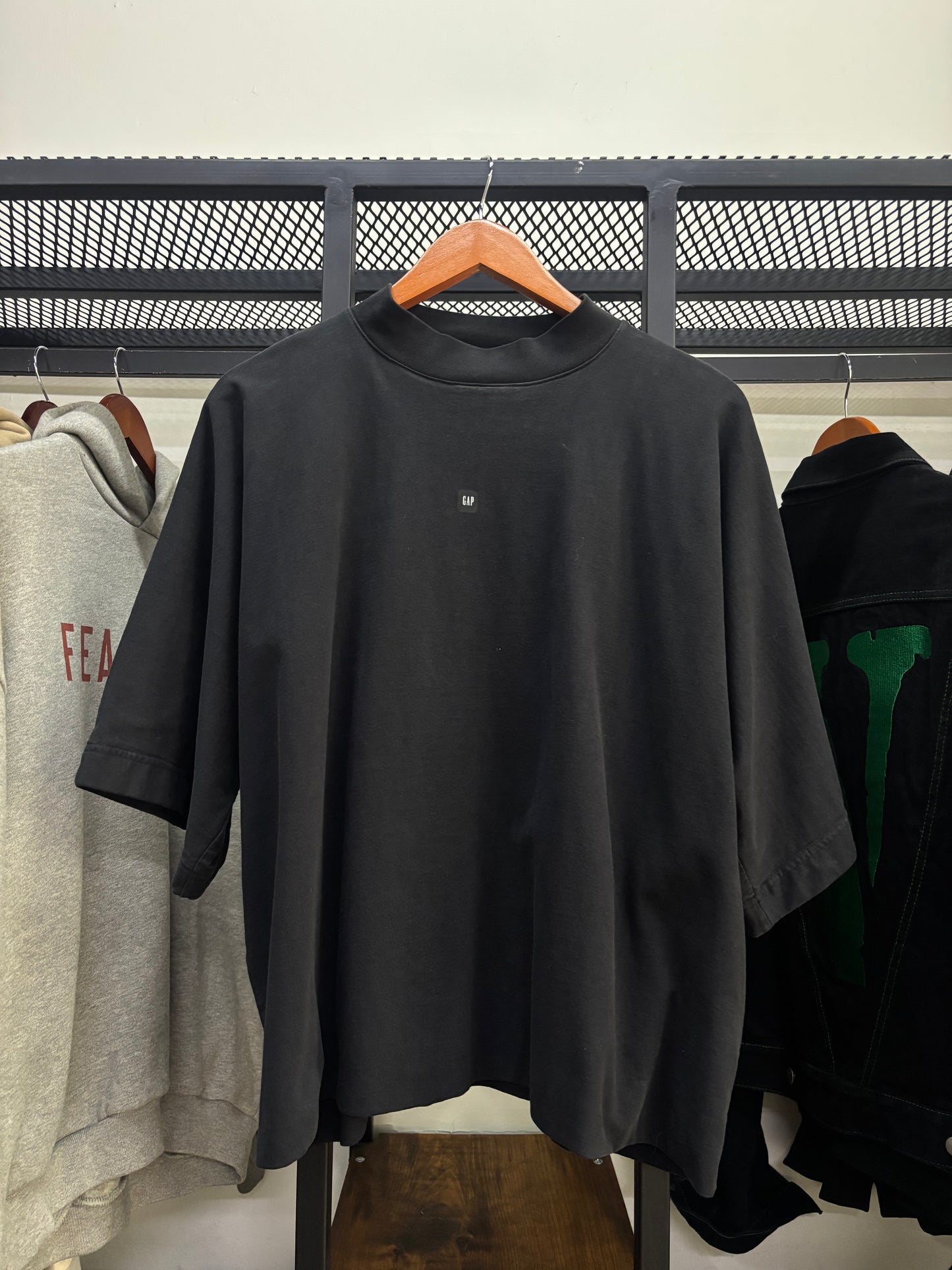 YZY X GAP ENGINEERED BY BALENCIAGA NO SEAM SMALL LOGO TEE