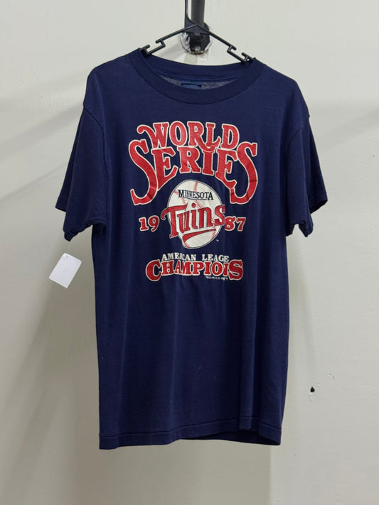 Sneakers Minnesota Navy Blue Graphic Tee